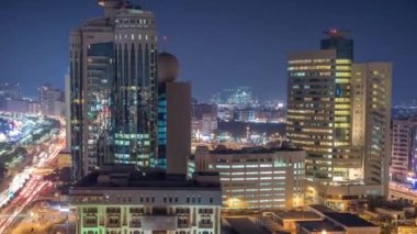 Dubai creek manzara gece timelapse tekneler ve waterfront yakınındaki gemi ile