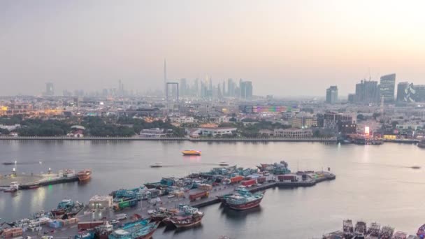 Dubai creek krajobraz dzień do nocy timelapse z łodzi i statków w pobliżu nabrzeża — Wideo stockowe