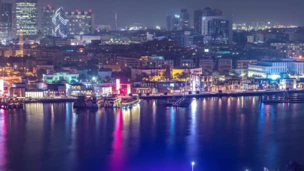 Dubai creek manzara gece timelapse tekneler ve waterfront yakınındaki gemi ile — Stok video