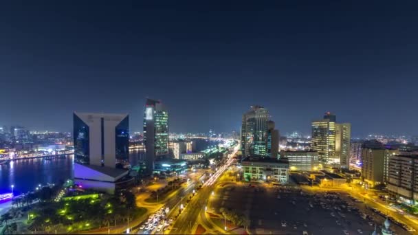 Dubai Creek paesaggio notte timelapse con barche e nave vicino al lungomare — Video Stock