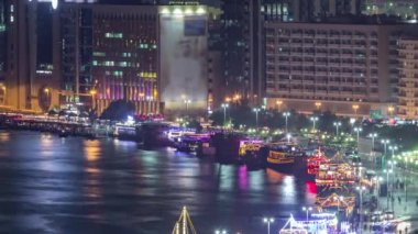 Dubai creek manzara gece timelapse tekneler ve waterfront yakınındaki gemi ile