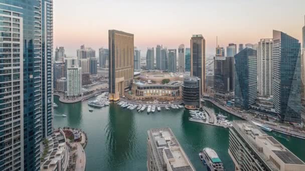 Вечернее освещение Дубаи Марина день и ночь воздушного Timelapse, ОАЭ. — стоковое видео
