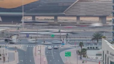 Dubai Yat Limanı kanalı'nın gece geçiş timelapse gününe güzel hava üstten görünüm