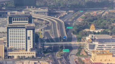 Gökdelenler ve Dubai 'deki Dubai Dünya Ticaret Merkezi yakınlarındaki diğer binalar. Otoyol üst geçidinde trafik ve yukarıdan otopark