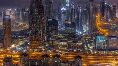 Dubai şehir merkezindeki en yüksek kulelerin hava görüntüsü. Gün doğumundan önce gece gündüz geçiş zamanı. Finansal bölge ve şehir merkezindeki iş alanı. Gökdelen ve yüksek binalar