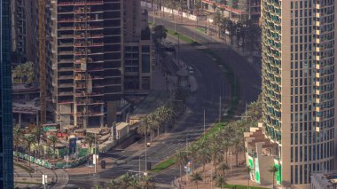 Şehir merkezindeki Dubai 'de bir kavşakta trafik sıkışık. Birçok araba gökdelenler ve inşaat alanı arasında yol ayrımında ilerliyor, BAE