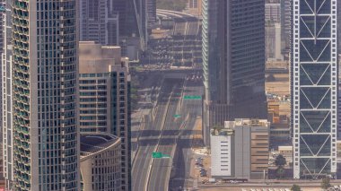 Dubai şehir merkezindeki üst geçit kavşağında yoğun trafik var. Kuleler ve BAE arasında otoyol kavşağında çok sayıda araba hareket ediyor
