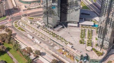 Dubai şehir merkezindeki yol ve kavşakta yoğun trafik var. Birçok araba cam gökdelenlerin yakınındaki kavşakta ilerliyor, BAE