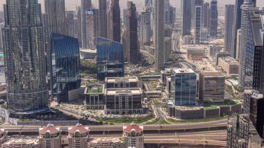 Dubai şehir merkezindeki en yüksek kulelerin havadan görünüşü ve tüm gün boyunca gölgeler hızla ilerlerken karayolu zaman çizelgesi. Finansal bölge ve şehir merkezindeki iş alanı. Gökdelen ve yüksek binalar