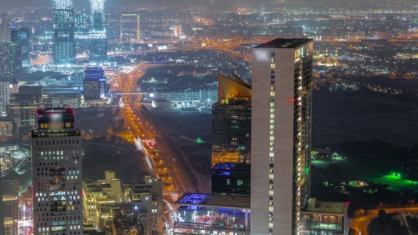 迪拜金融中心附近摩天大楼的空中景观夜间掠过 Zabeel新双塔的建筑工地 日出后的迪拜和迪拉地区背景 — 图库照片