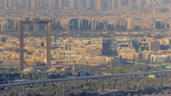 Dubai Şehrinin Gökdelenleri Deira Zabeel Parkındaki Geleneksel Evleri Ile Gökyüzü — Stok fotoğraf