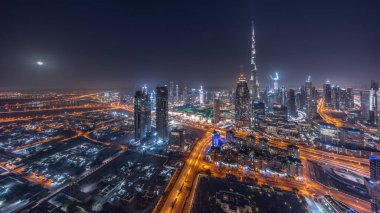 Dubai şehir merkezindeki en yüksek kulelerden oluşan hava manzarası ve yükselen aylı karayolu zaman çizelgesi. Finansal bölge ve şehir merkezindeki iş alanı. Gökdelen ve yüksek binalar