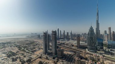 Panorama, Dubai şehir merkezindeki en yüksek kuleleri ve karayolu zaman çizelgesini gösteriyor. Finansal bölge ve şehir merkezindeki iş alanı. Gökdelen ve yüksek binalar
