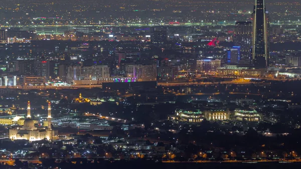 ドバイ アラブ首長国連邦の空中夜の時間経過を背景に デイラの高層ビルがあるザベル地区のヴィラ ライトアップされた住宅や道路での交通 — ストック写真
