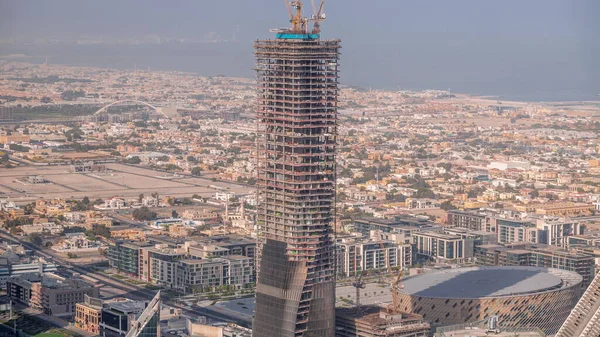 迪拜市中心城市步行区的别墅在空中穿行 带有新摩天大楼建筑工地的住宅大楼和购物区 — 图库照片