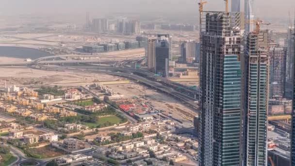 Dubai centro da cidade com construção em grande escala de um complexo residencial com vista para guindastes de construção aérea timelapse — Vídeo de Stock