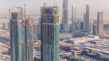 Dubai şehir merkezinde büyük ölçekli bir konut kompleksi inşaatı var. İnşaat vinçleri hava zaman ayarlı.