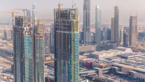 Dubaj v centru města s rozsáhlou výstavbou rezidenčního komplexu s výhledem na výstavbu jeřábů vzdušný timelapse — Stock video