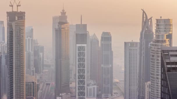 Skyline du centre-ville avec forme d'architecture moderne au-dessus de timelapse. Vue aérienne des tours de baie d'affaires de Dubaï. — Video