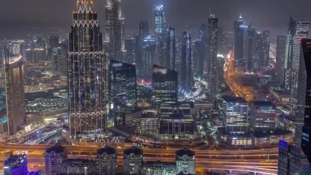 Flygfoto över de högsta tornen i Dubai Downtown skyline och motorväg natt timelapse. — Stockvideo