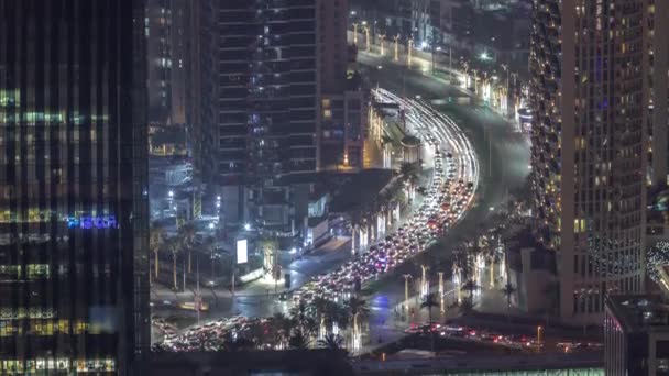 Rušný provoz na křižovatce v Dubaji v centru letecké noci timelapse. — Stock video