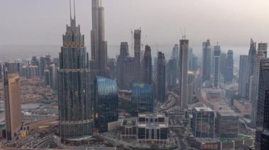 Dubai şehir merkezindeki en yüksek kulelerin havadan görünüşü ufuk çizgisi ve karayolu günden geceye zaman..