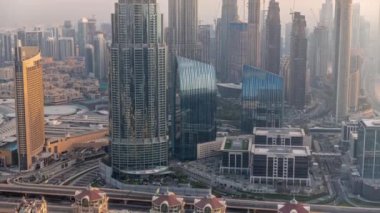 Dubai 'deki en yüksek kulelerin hava manzarası şehir merkezinin ufuk çizgisi ve otoyol zaman çizelgesi.