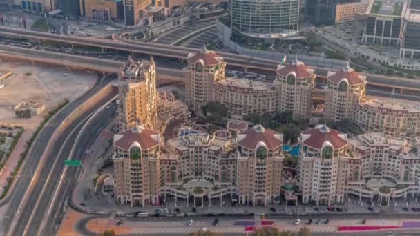 Traffico prepotente sull'incrocio del cavalcavia nel centro di Dubai timelapse aerea. — Video Stock