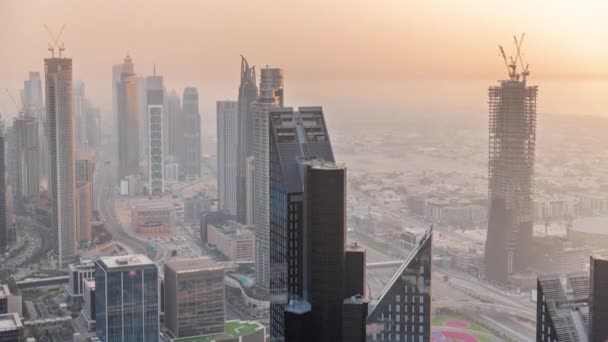 Skyline del centro città con architettura moderna forma sopra timelapse. Vista aerea di Dubai business bay tower. — Video Stock