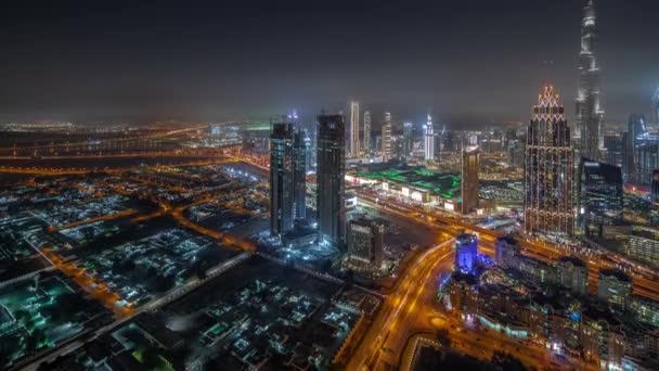 Vista aérea das torres mais altas do Dubai Downtown horizonte e rodovia noite timelapse. — Vídeo de Stock