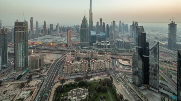 Letecký pohled na nejvyšší věže v Dubaji Downtown panorama a dálnice den od večera. — Stock video