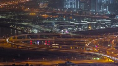 Dubai şehir merkezindeki üst geçit kavşağında yoğun trafik var..