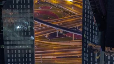 Dubai şehir merkezindeki üst geçit kavşağında yoğun trafik var..