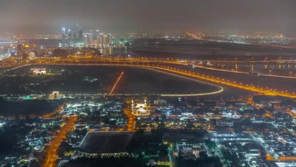 Zahrada v okrese Zabeel s mrakodrapy na pozadí letecké noci timelapse v Dubaji, SAE — Stock video