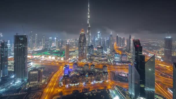 Veduta aerea delle torri più alte di Dubai Downtown skyline e autostrada tutta la notte timelapse. — Video Stock