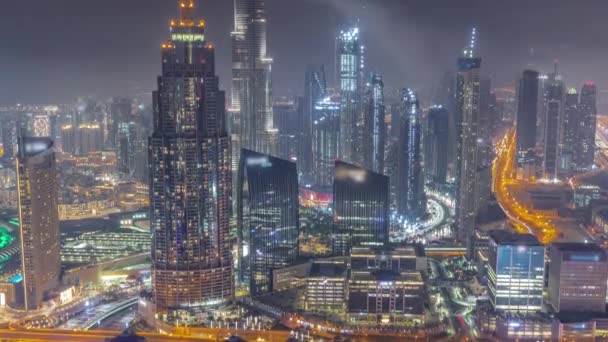 Flygfoto över de högsta tornen i Dubai Downtown skyline och motorväg hela natten timelapse. — Stockvideo