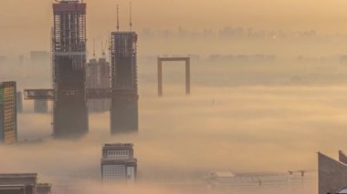İnşaat halindeki gökdelenlerin hava manzarası Dubai zaman çizelgesiyle kaplı..
