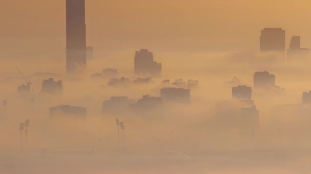 Deira bölgesinde gökdelenleri olan Dubai şehrinin silueti sabah sisli hava zaman ayarlı. — Stok video