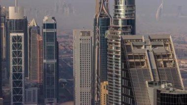 Şehir merkezinin ufuk çizgisi, modern mimari biçimli, zaman çizgisinin üstünde. Dubai iş hangarı kulelerinin hava görüntüsü.