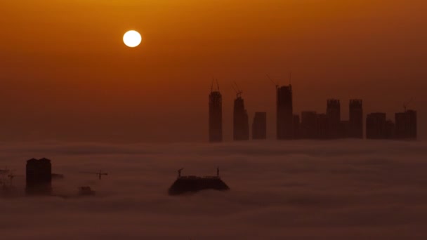 Sonnenaufgang über Dubai Creek Harbor mit Wolkenkratzern und Türmen im Bau — Stockvideo