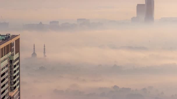 Skyline města Dubaj s mrakodrapy v okrese Deira s ranní mlhovou anténou — Stock video