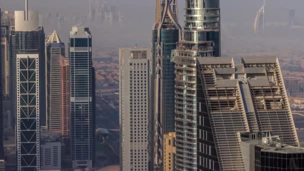 Skyline del centro con forma de arquitectura moderna por encima de timelapse. Vista aérea de las torres de la bahía de negocios de Dubai. — Vídeos de Stock