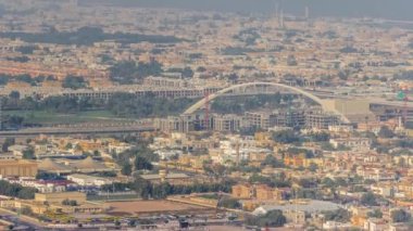 Dubai su kanalı üzerinde yaya köprüsü olan havadan zaman ayarlı..