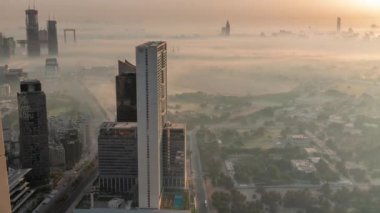 İnşaat halindeki gökdelenlerin hava manzarası Dubai zaman çizelgesiyle kaplı..