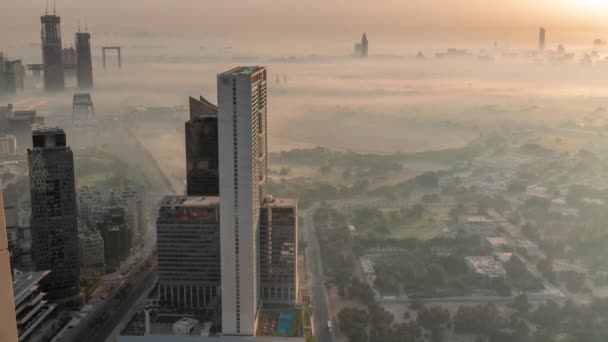 Vista aérea de rascacielos en construcción cubiertos por niebla en Dubai timelapse. — Vídeos de Stock