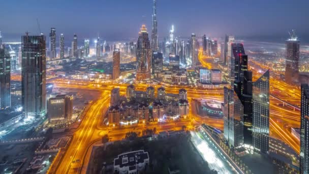 Letecký pohled na nejvyšší věže v Dubai Downtown panorama a dálnice noc na den timelapse. — Stock video