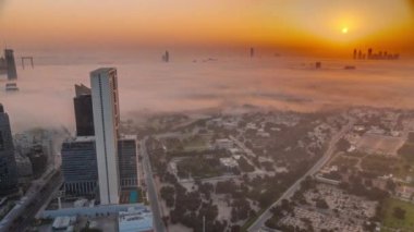 Zabeel bölgesindeki villalar, arka plandaki gökdelenlerle Dubai, BAE 'deki hava zaman aralığında.