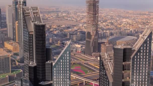 Skyline baixa com forma de arquitetura moderna acima da timelapse. Vista aérea das torres de baía de negócios do Dubai. — Vídeo de Stock