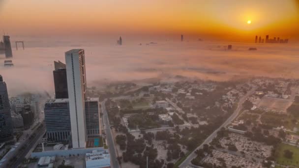Виллы в районе Забиль с небоскребами на заднем плане антенны Timelapse в Дубае, ОАЭ — стоковое видео