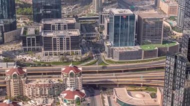 Dubai şehir merkezindeki üst geçit kavşağında yoğun trafik var..